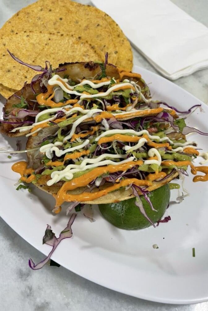 Tacos de pescado y camarón con salsas