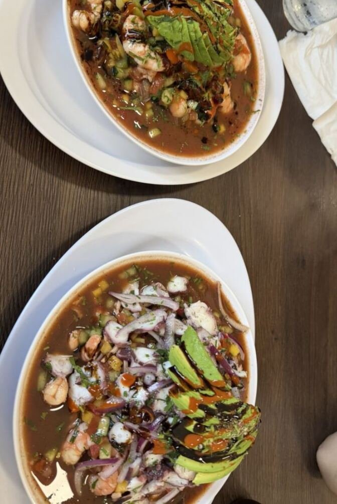 Campechanas de mariscos con aguacate